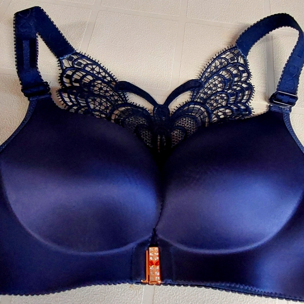 Front Close, lightweight spacer cups, beautiful  lace back